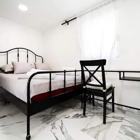Enjoy The Silence In Old Private Penthouse Apartamento