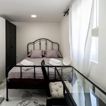 Enjoy The Silence In Old Private Penthouse Apartamento